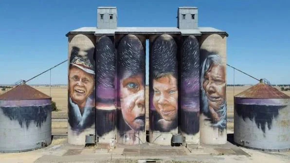 Murales enormes en carreteras pequeñas