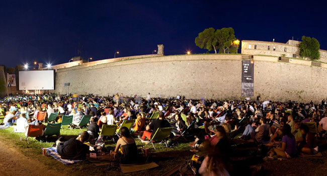 Una furgoneta monta la sala
